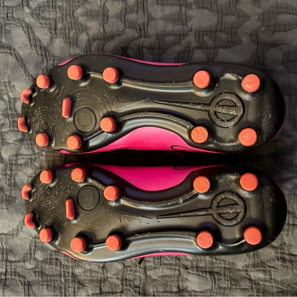 Like New Nike Girls Pink Soccer Cleats - Picture 5 of 6